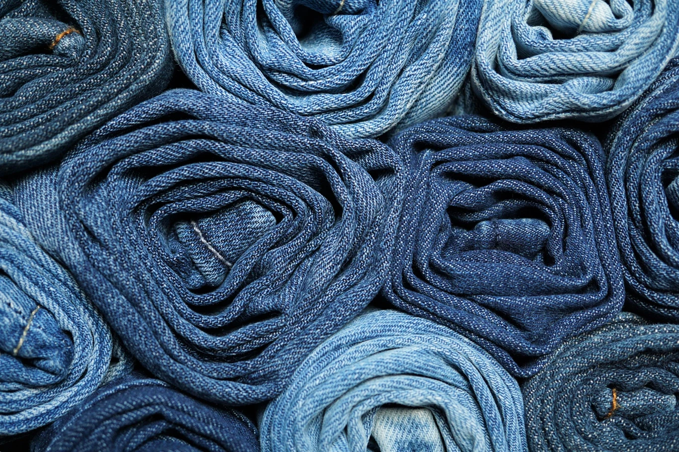 Zwykłe gładkie jeansy powoli wychodzą z mody. Niedługo ulice zaleją floral jeans Zwykłe gładkie jeansy i panterki powoli wychodzą z mody. Niedługo ulice zaleją botaniczne floral jeans.