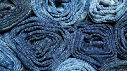 Zwykłe gładkie jeansy powoli wychodzą z mody. Niedługo ulice zaleją floral jeans