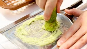 Świeży korzeń wasabi ma intensywny smak. Sprawdzi się do wielu różnych potraw