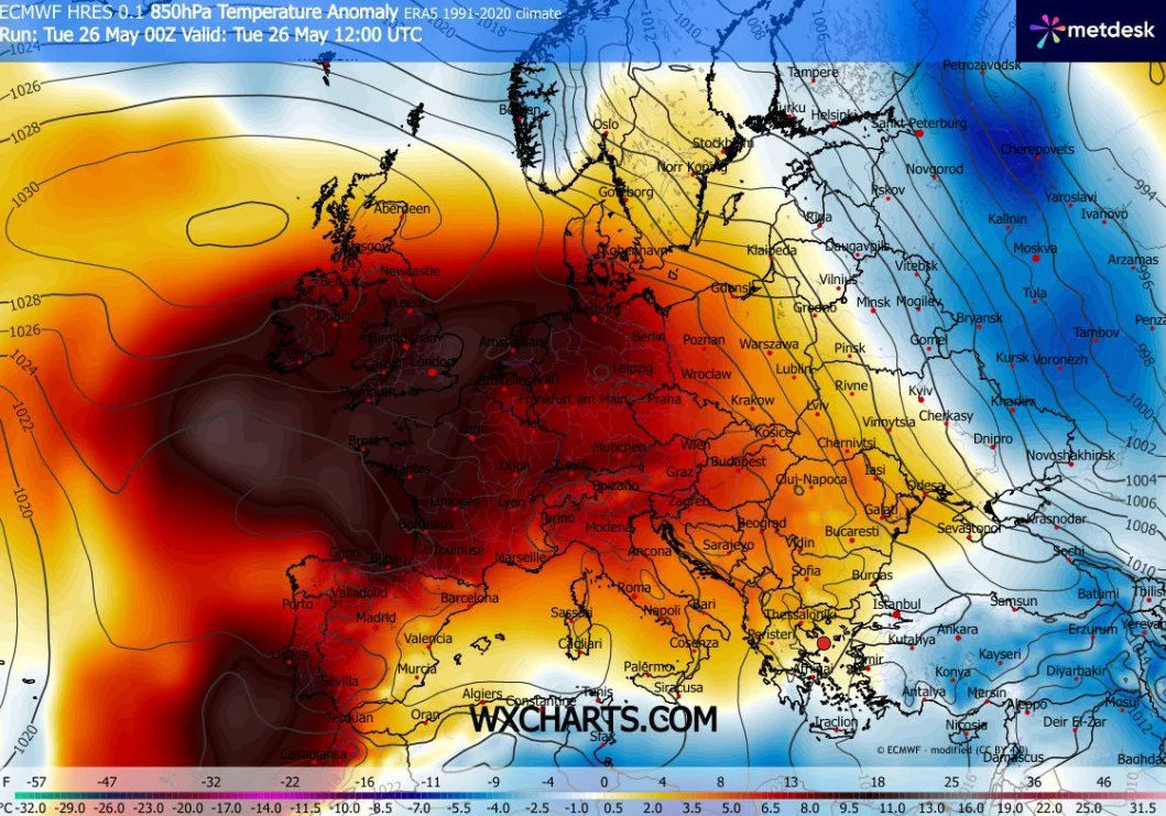 Mapa Europy z prognozą anomalii temperatury, ukazująca wyraźnie podwyższone temperatury w centralnej i zachodniej części kontynentu, gdzie dominuje intensywny czerwony kolor, oraz chłodniejsze strefy zaznaczone na niebiesko na wschodzie.