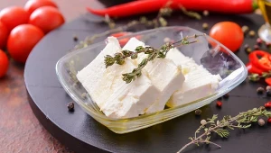 Domowy ser feta jest kruchy i ma charakterystyczny słono-ostry smak