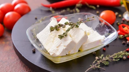 Domowy ser feta jest kruchy i ma charakterystyczny słono-ostry smak