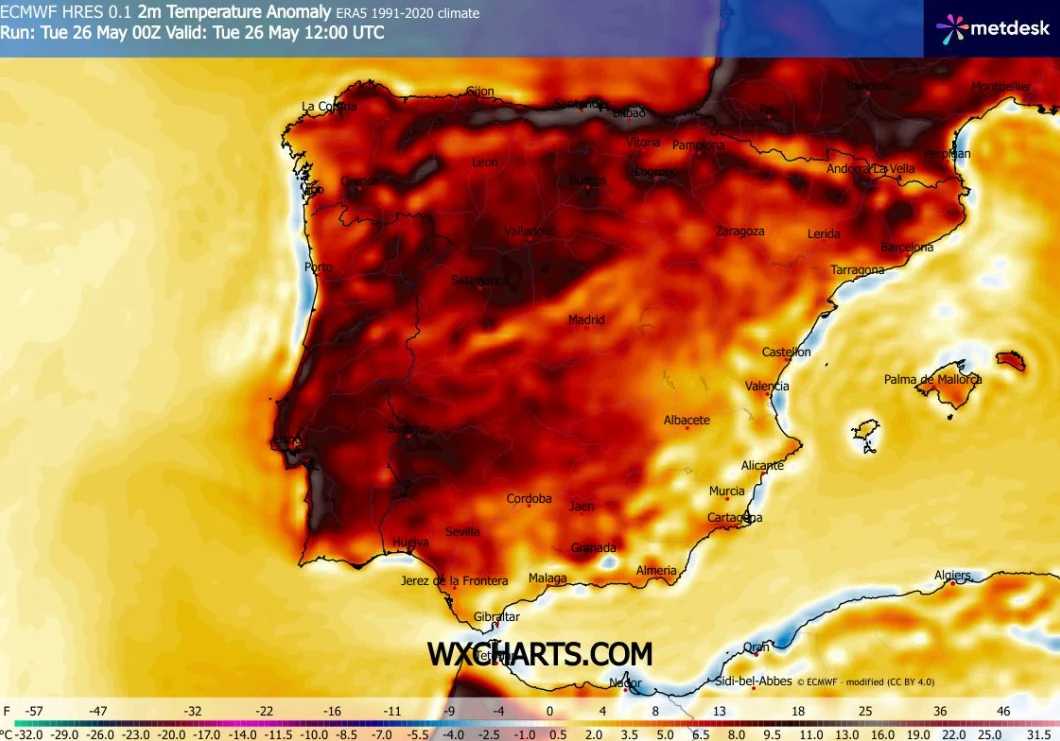 Intensywnie ciemnoczerwona kolorystyka obejmująca większość Półwyspu Iberyjskiego wskazująca na wyjątkowo wysokie anomalie temperatury, z zaznaczonymi nazwami miast takimi jak Madryt, Sewilla czy Lizbona oraz skalą temperatur u dołu mapy.