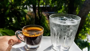 Pijesz wodę przed czy po espresso?