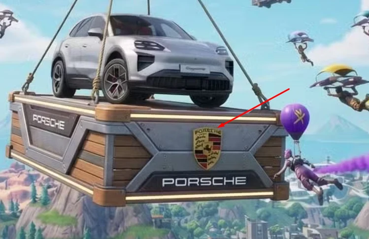 Srebrny samochód Porsche umieszczony na dużej platformie transportowej z logotypem marki, zawieszonej w powietrzu nad kolorowym, animowanym krajobrazem, wokół postacie unoszące się na balonach lub urządzeniach latających.