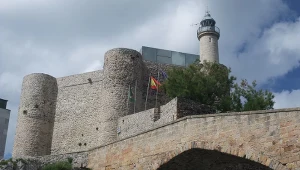 Zamek w Castro Urdiales – średniowieczna forteca z latarnią morską