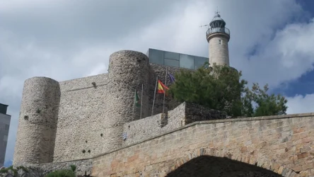 Zamek w Castro Urdiales z własną latarnią morską