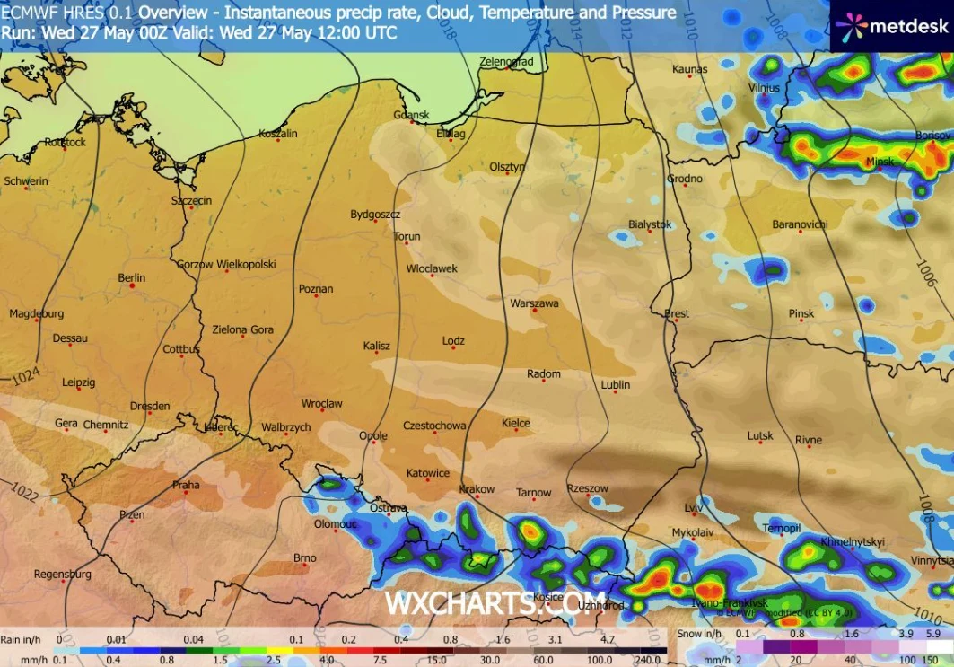 Mapa pogodowa Polski z wyraźnie zaznaczonym pasmem intensywnych opadów i burz przebiegającym przez południowe granice kraju oraz pojedynczymi strefami opadów i chmur we wschodniej części; północ i centrum kraju pozostają pod wpływem stabilnej pogody be...