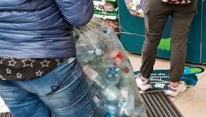 Posłowie KO mają wątpliwości co do systemu kaucyjnego