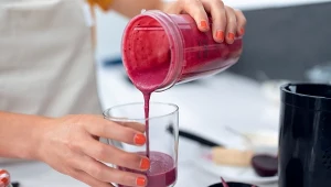Już 200 ml tego soku, wypitego na czczo, oczyści jelita ze złogów i podkręci metabolizm.