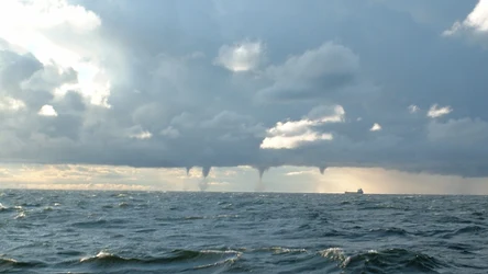 Trąby wodne nad Bałtykiem wyglądają zjawiskowo.