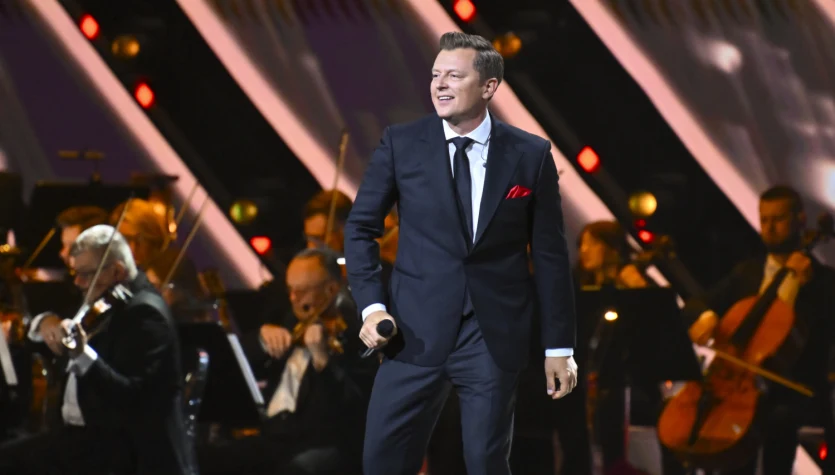 Rafał Brzozowski zaśpiewał w Polsacie w hołdzie dla ukochanej mamy. "Daje dużą przestrzeń i to jest cudowne" [WIDEO]