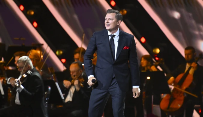 Rafał Brzozowski zaśpiewał w Polsacie w hołdzie dla ukochanej mamy. "Daje dużą przestrzeń i to jest cudowne" [WIDEO]
