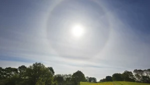 Halo wokół słońca zapowiada zmianę pogody. Wyjaśniamy, kiedy się pojawia