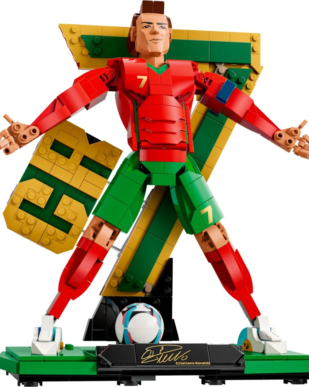 Model LEGO Cristiano Ronaldo za 299 zł Figurka z klocków LEGO w czerwono-zielonym stroju piłkarskim z numerem 7, stojąca w dynamicznej pozie z piłką u stóp, na czarnej podstawce z podpisem.