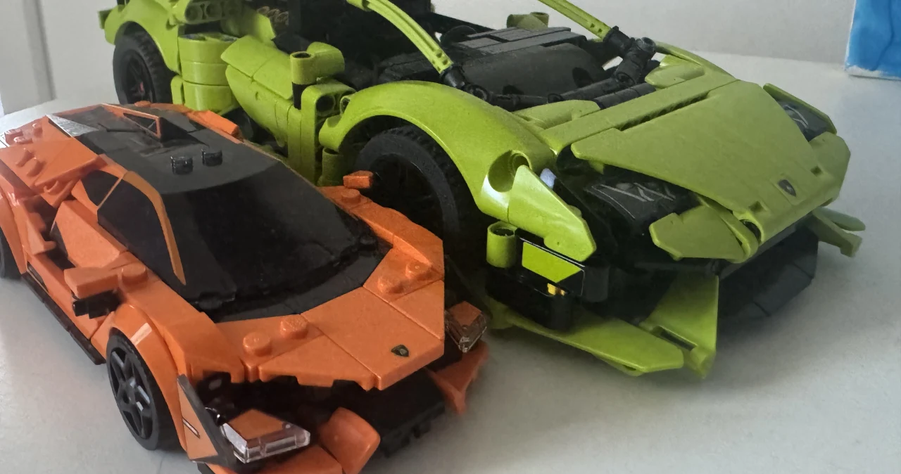 Kaufland rusza z LEGO 1+1 gratis. Do sklepów trafiła też nowa kolekcja Editions Dwa sportowe samochody z klocków LEGO, pomarańczowy i zielony, stoją obok siebie na jasnej powierzchni.