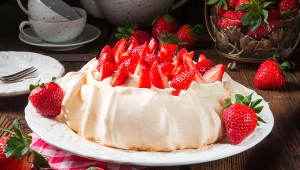 Beza pavlova to deser, który jest pyszny i zawsze pięknie prezentuje się na stole 