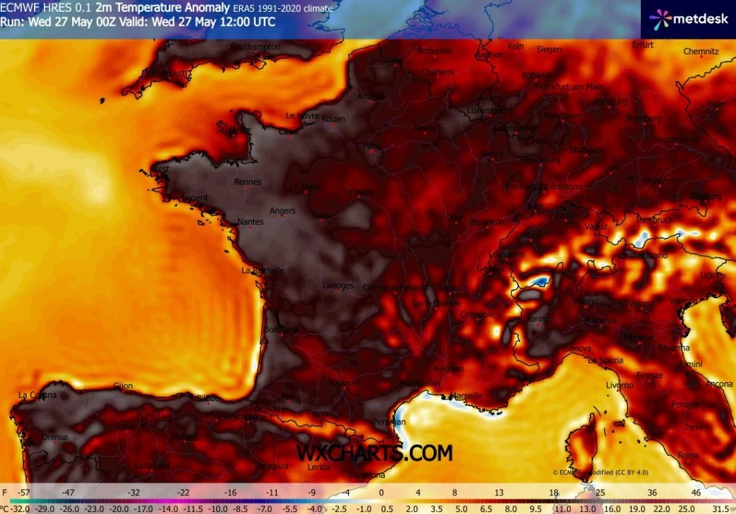 Mapa Europy Zachodniej przedstawiająca anomalię temperatury powietrza, z intensywnie czerwonymi i pomarańczowymi odcieniami obejmującymi Francję, Niemcy, Włochy i Hiszpanię, co wskazuje na znacznie wyższe niż zwykle temperatury, podczas gdy obszary nad...