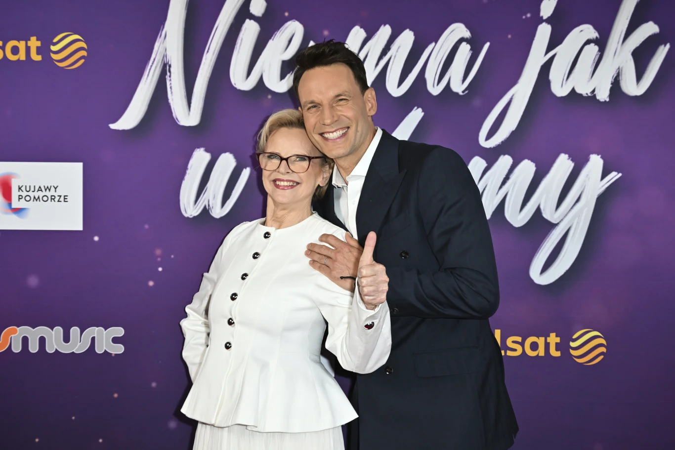 Tomasz Wolny z mamą Tomasz Wolny z mamą Danutą na tle ścianki Polsatu po koncercie Nie ma jak u mamy.