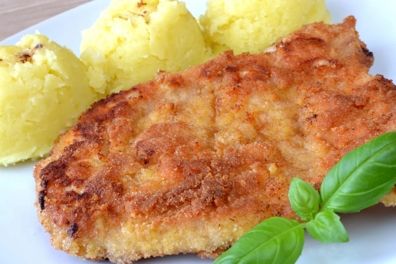 Na jakim tłuszczu smażyć kotlety schabowe? Kotlet schabowy w panierce.