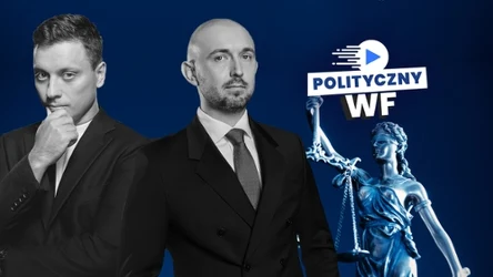 Dwóch mężczyzn w garniturach na niebieskim tle, obok posąg Temidy oraz grafika z napisem „Polityczny WF”.