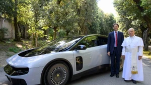 Papież Leon XIV przy elektrycznym Ferrari Luce