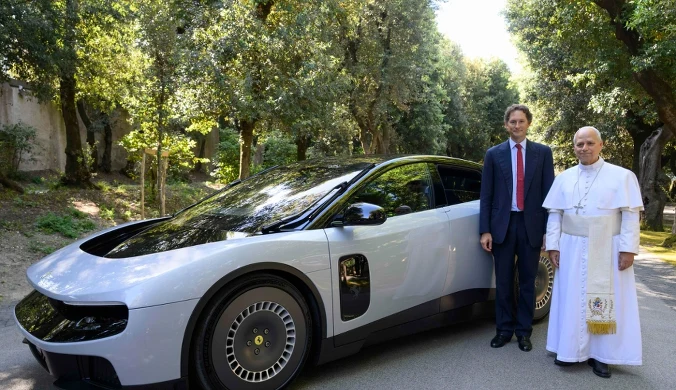 Papież Leon XIV przy elektrycznym Ferrari Luce