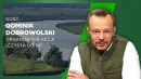 Dominik Dobrowolski w okularach i zielonej kamizelce na tle krajobrazu z wijącą się rzeką oraz informacją tekstową o jego udziale jako organizator akcji „Czysta Odra”.
