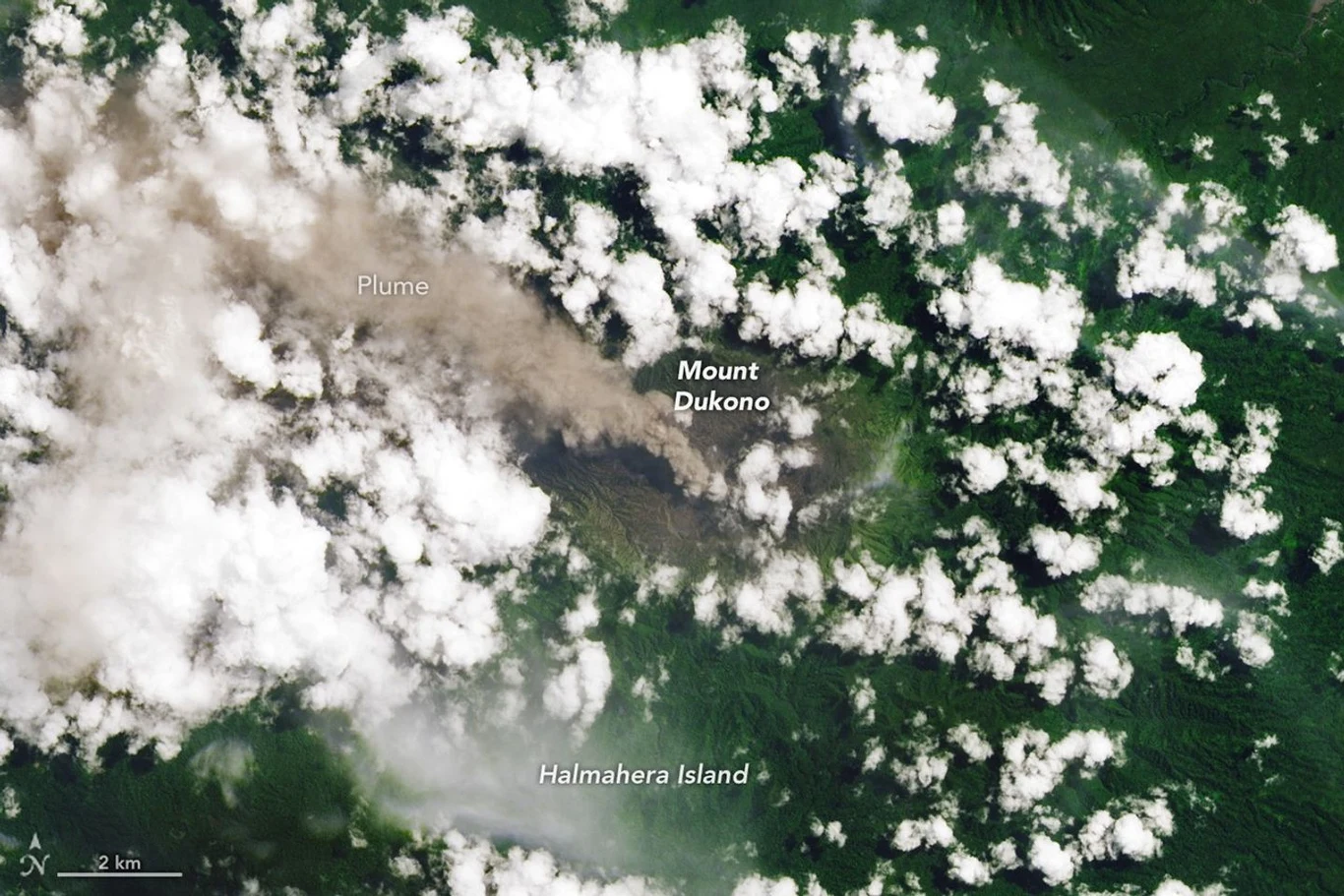 Śmiercionośny wulkan Dukono na wyspie Halmahera. Na zdjęciu dnia NASA widoczna jest ogromna kolumna erupcyjna Śmiercionośny wulkan Dukono na wyspie Halmahera. Na zdjęciu dnia NASA widoczna jest ogromna kolumna erupcyjna