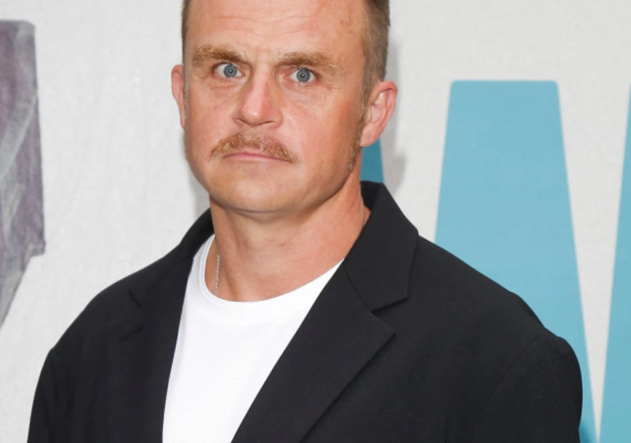 Piotr Rogucki Piotr Rogucki, wokalista zespołu Coma na tle ścianki.