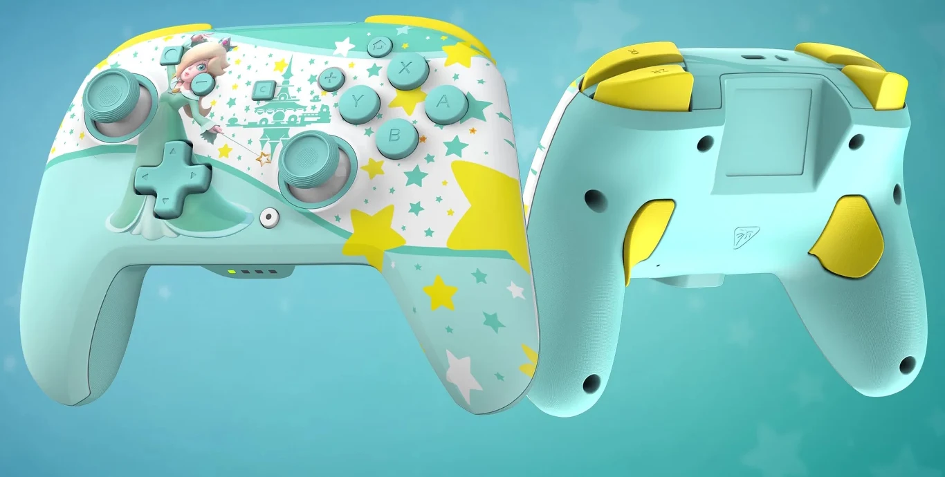 Pastelowy gamepad ozdobiony wzorami w żółte i białe gwiazdki, z motywem postaci w rogu oraz żółtymi elementami wykończenia na tylnej części.
