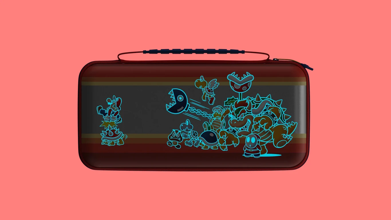 Etui na konsolę ozdobione niebieskimi sylwetkami postaci i wrogów z serii gier Mario, w tym Bowserem oraz Chain Chompem, na tle w odcieniach brązu.