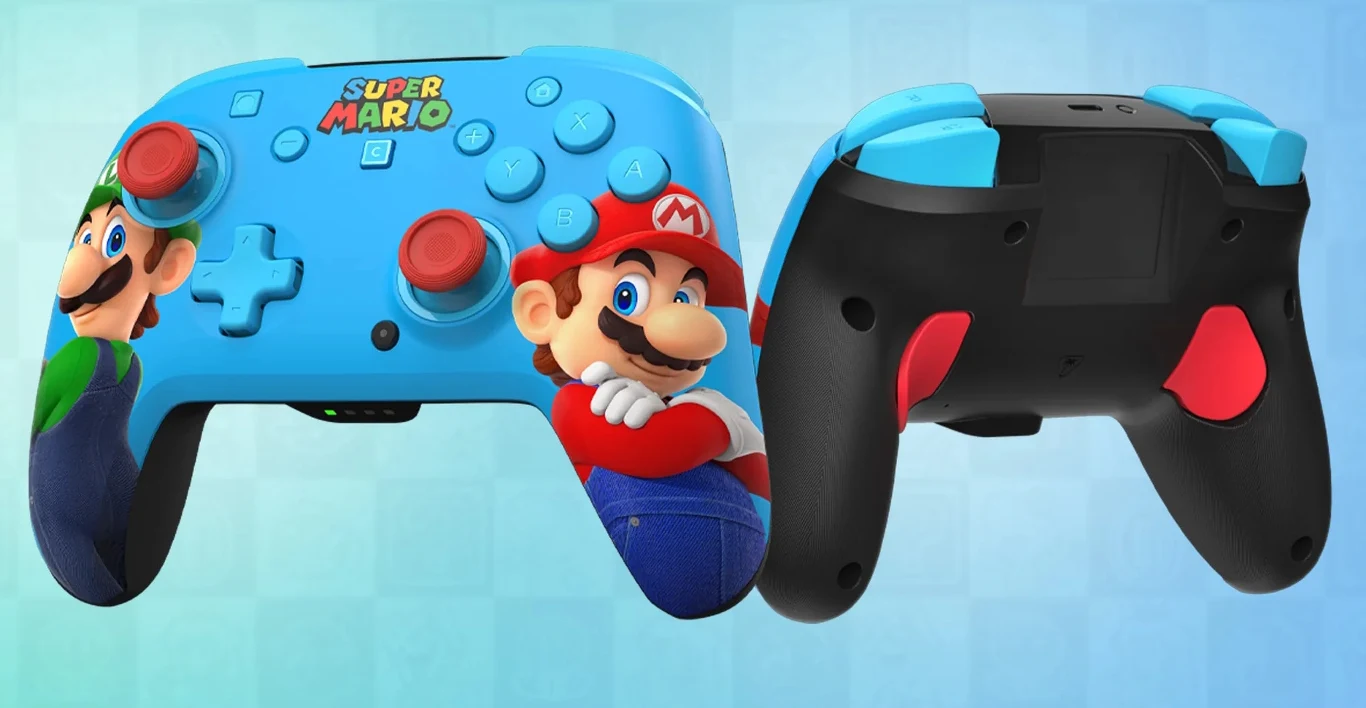 Niebieski kontroler do gier z motywem Super Mario, ozdobiony grafiką Mario i Luigi, z kolorowymi przyciskami i czerwonymi elementami na uchwytach.