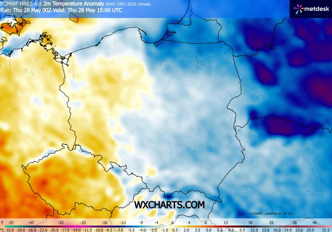 Mapa Polski z zaznaczonymi anomaliami temperatury, gdzie zachodnia część kraju jest oznaczona ciepłymi odcieniami żółci i pomarańczu wskazującymi wyższą temperaturę, natomiast wschodnia i północno-wschodnia część pokryta jest odcieniami niebieskiego oz...