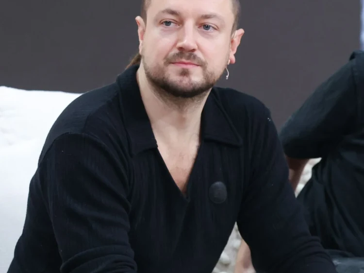 Aleksander Milwiw-Baron Aleksander Milwiw-Baron w czarnej koszuli.