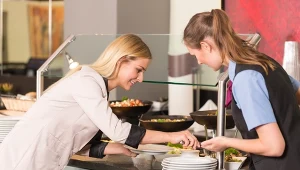 Czego nie robić w hotelowej restauracji? Sprawdź, by nie popełnić gafy