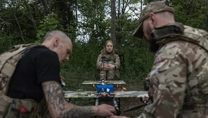 Ukraińscy żołnierze szykują dron do ataku