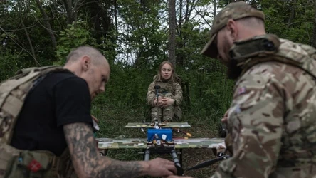Ukraińscy żołnierze szykują dron do ataku