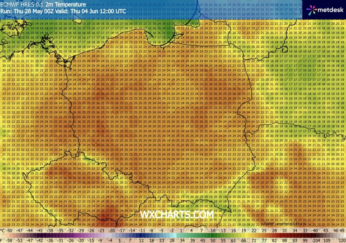Mapa prognozowanych temperatur w Polsce, z najwyższymi wartościami przekraczającymi 27°C w centralnej części kraju, oznaczonymi odcieniami czerwieni i pomarańczu, oraz niższymi temperaturami wokół granic oznaczonymi odcieniami żółci i zieleni.