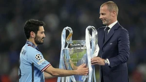 Ilkay Guendogan odbierający trofeum w 2023 r. z rąk Alexandra Ceferina