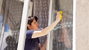 Genialny trik na białe ramy okienne. Plastik w mig odzyska blask