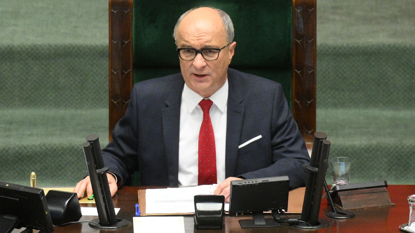 Ustawa o statusie osoby najbliższej. Sejm zadecydował (zdj. ilustracyjne) Włodzimierz Czarzasty w garniturze i z krawatem, siedzi za biurkiem z mikrofonami i dokumentami, na tle zielonego fotela.