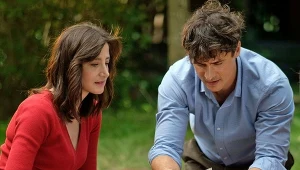 Monika Pikuła i Mateusz Damięcki w scenie z filmu "O psie, który jeździł koleją"