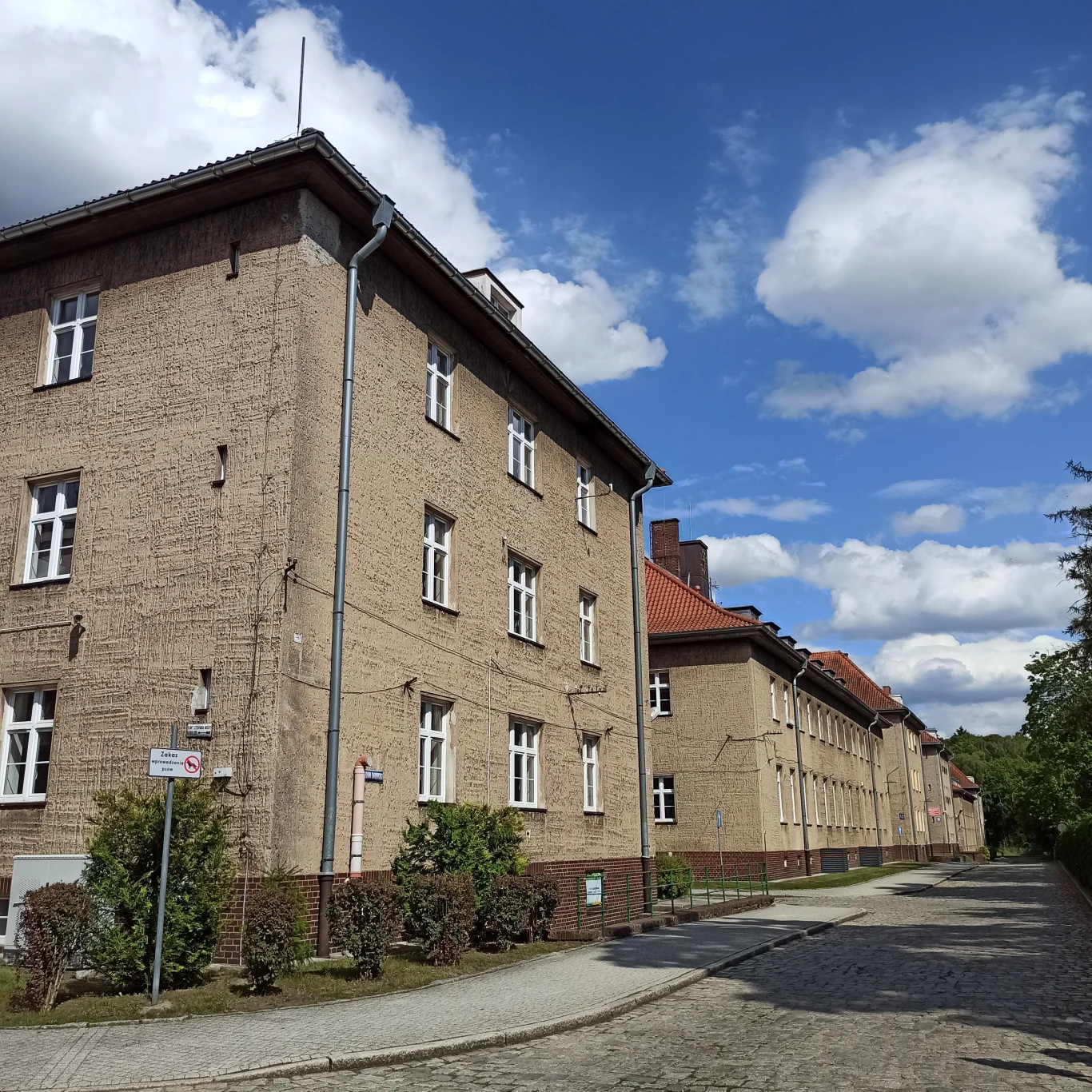 Zabudowania w Bartoszycach, stan obecny, fot. Bernadetta Darska Budynek, który mieści się w Bartoszycach. Dawniej był częścią ośrodka wychowawczego.