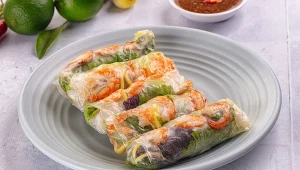 Azjatyckie spring rolls ze świeżymi warzywami i krewetkami