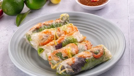 Azjatyckie spring rolls ze świeżymi warzywami i krewetkami 
