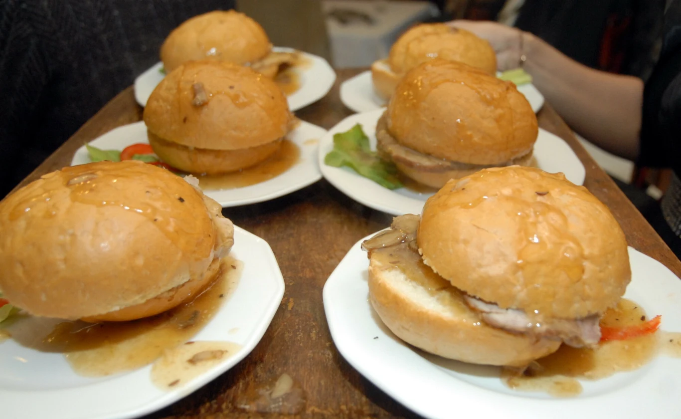 W Krakowie jedzą zamiast burgerów. Maczanka z przepisu Roberta Makłowicza Maczanka krakowska w chrupiącej bułce z karkówką, cebulą, ogórkiem kiszonym i sosem według przepisu Roberta Makłowicza.