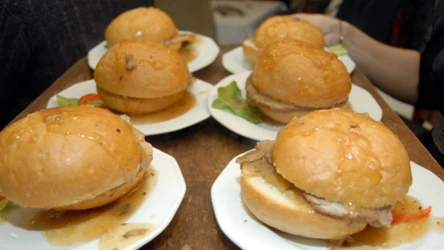 W Krakowie jedzą zamiast burgerów. Maczanka z przepisu Roberta Makłowicza