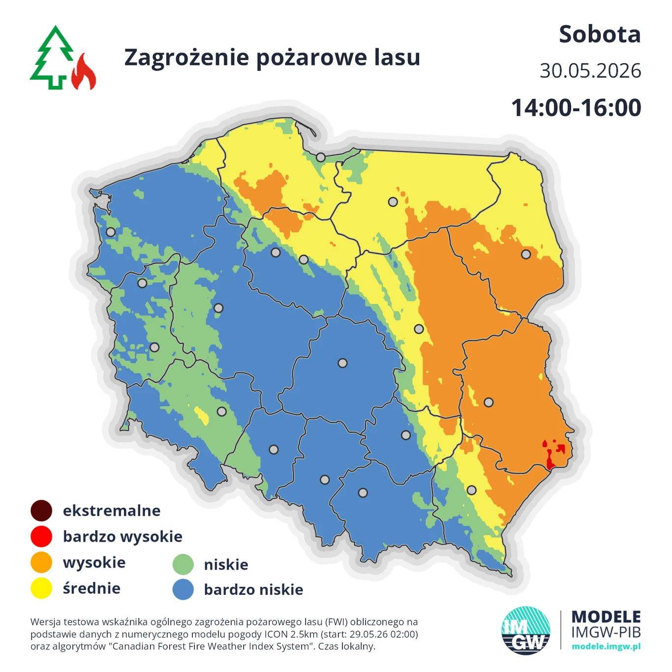 Mapa Polski pokazująca stopień zagrożenia pożarowego lasu według pięciu poziomów: na większości obszaru południowego, centralnego i północno-wschodniego dominuje wysoki i bardzo wysoki poziom zagrożenia, natomiast regiony zachodnie i południowo-zachodn...