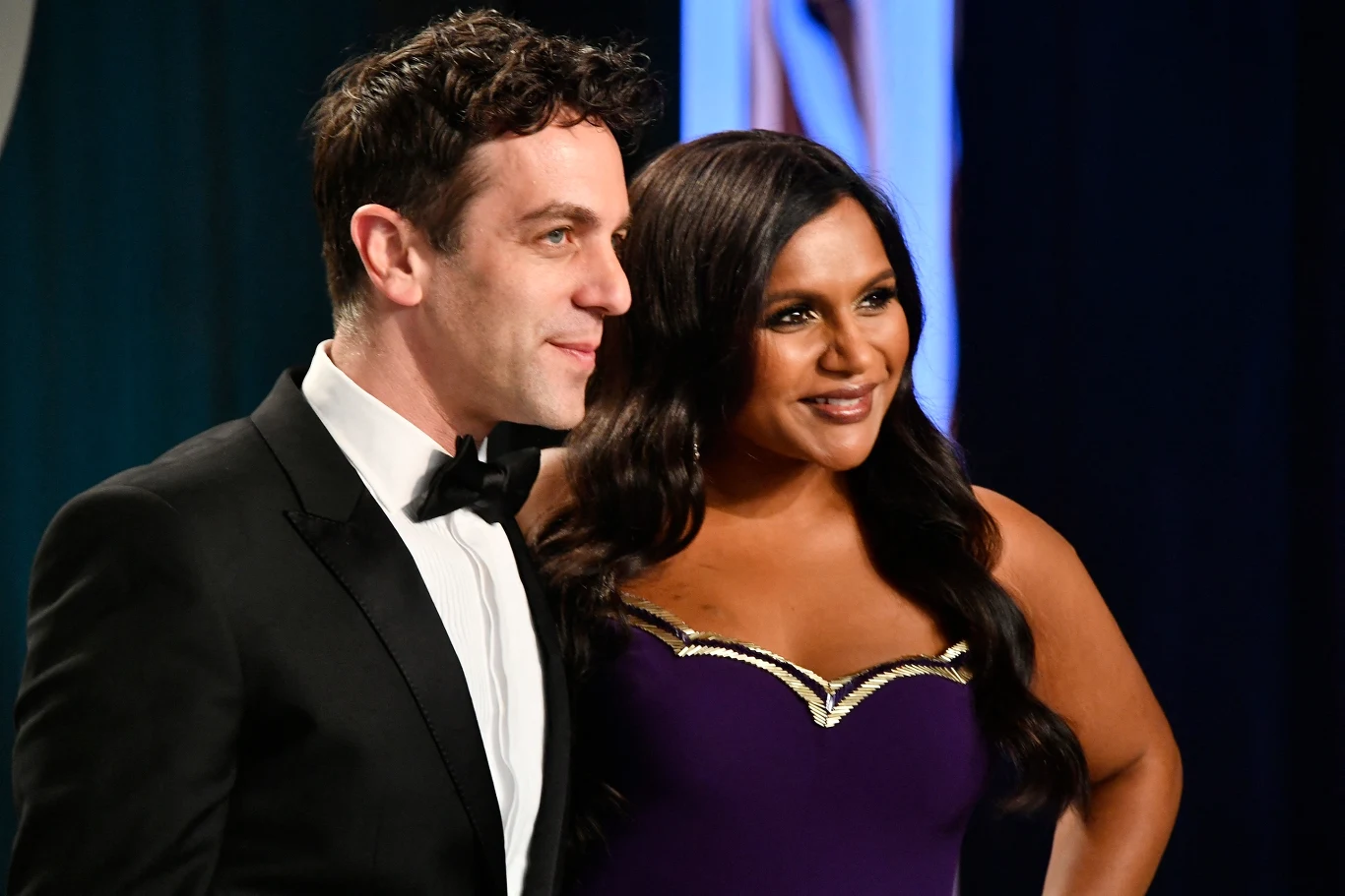 B.J. Novak i Mindy Kaling B.J. Novak i Mindy Kaling w wieczorowych strojach; Novak w smokingu, Kaling w fioletowej sukni.